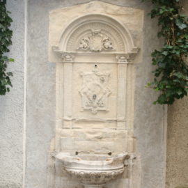Nach Konservierung, neoklassischer Steinbrunnen, 20. Jahrhundert